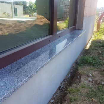 Kamenný parapet z kamenictví Pecher Strakonice