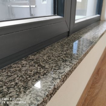 Kamenný parapet z kamenictví Pecher Strakonice